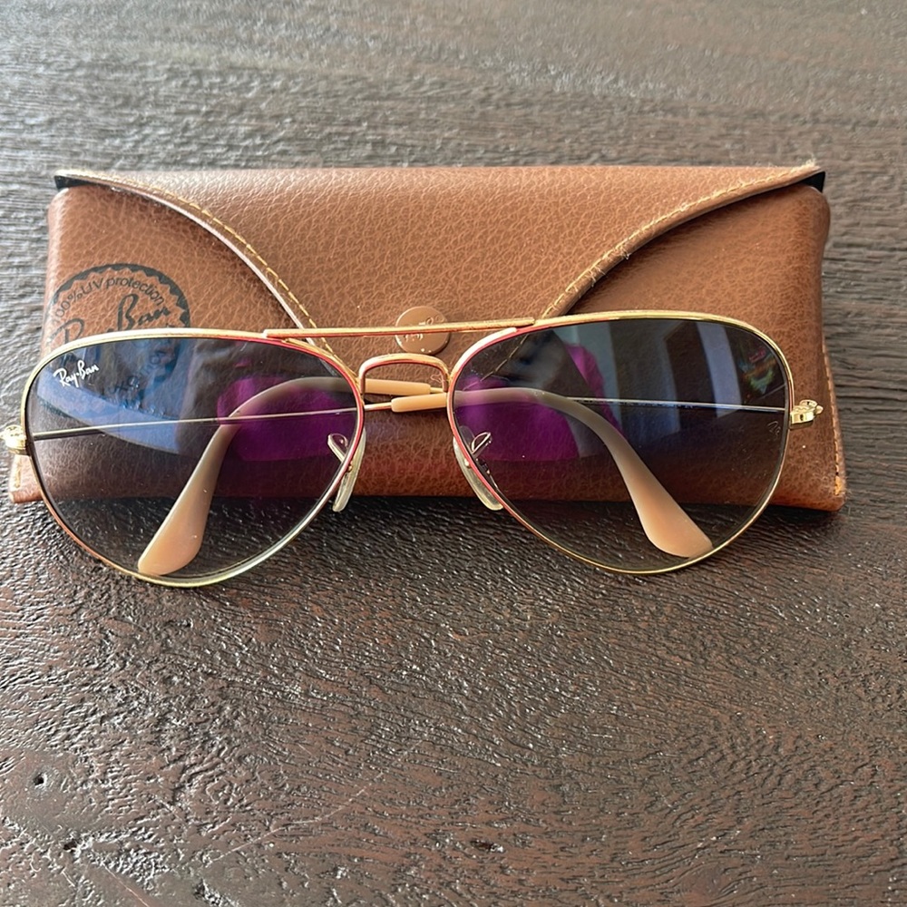 Ray Ban aviators.